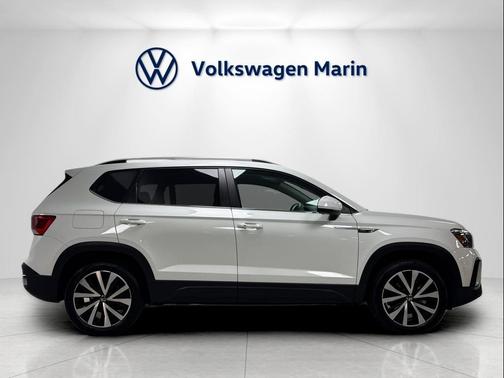 Pure White 2022 Volkswagen Taos 1.5T SE