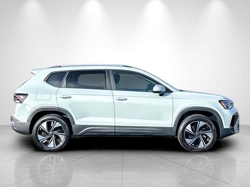 Monument Gray 2026 Volkswagen Taos SE