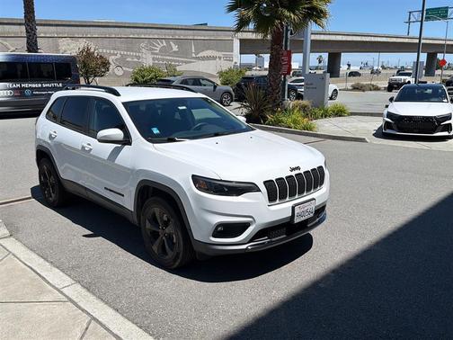 Bright White Clearcoat 2021 Jeep Cherokee Altitude