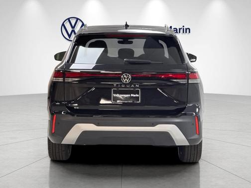 deep black pearl 2026 Volkswagen Tiguan 2.0T SE