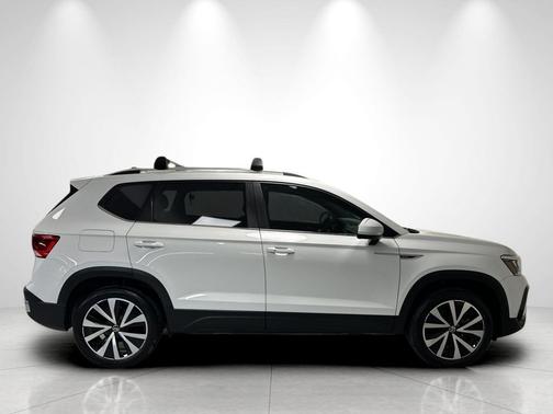 Pure White 2023 Volkswagen Taos 1.5T SE