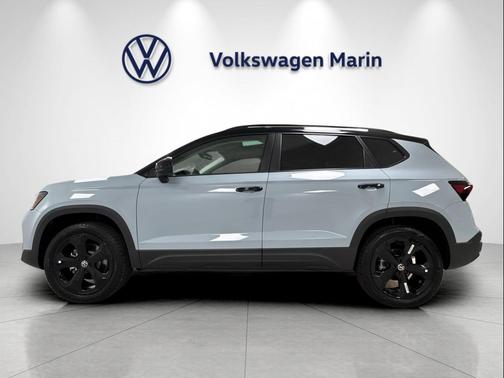 Monument Gray w/Deep Black Roof 2026 Volkswagen Taos SE Black
