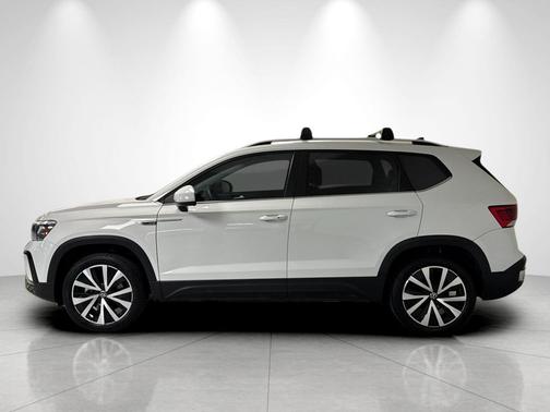 Pure White 2023 Volkswagen Taos 1.5T SE