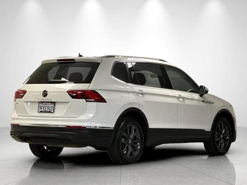 Opal White Pearl 2023 Volkswagen Tiguan 2.0T SE