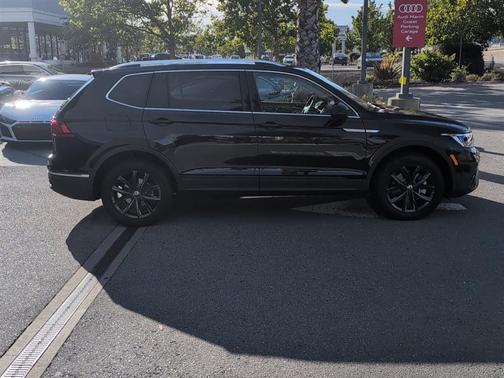 Deep Black Pearl 2024 Volkswagen Tiguan 2.0T SE