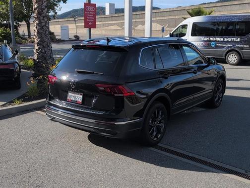 Deep Black Pearl 2024 Volkswagen Tiguan 2.0T SE