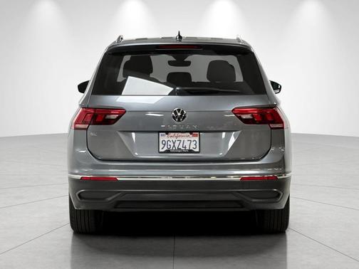 Platinum Gray Metallic 2023 Volkswagen Tiguan 2.0T SE