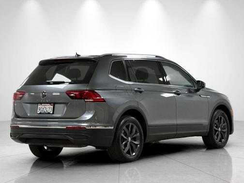 Platinum Gray Metallic 2023 Volkswagen Tiguan 2.0T SE