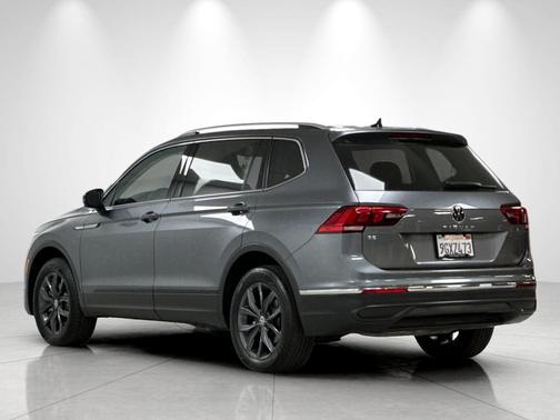 Platinum Gray Metallic 2023 Volkswagen Tiguan 2.0T SE