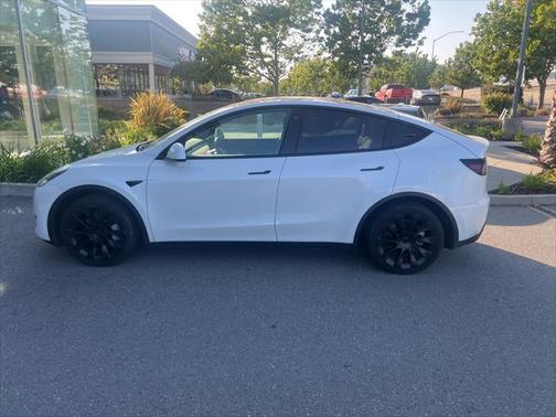 2022 Tesla Model Y Long Range Dual Motor All-Wheel Drive