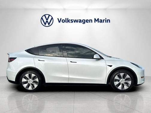 2022 Tesla Model Y Long Range Dual Motor All-Wheel Drive