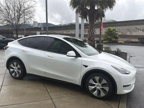 2022 Tesla Model Y Long Range Dual Motor All-Wheel Drive