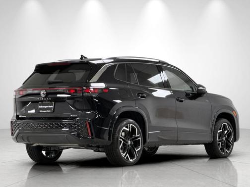 deep black pearl 2026 Volkswagen Tiguan 2.0T SEL R-Line 4MOTION