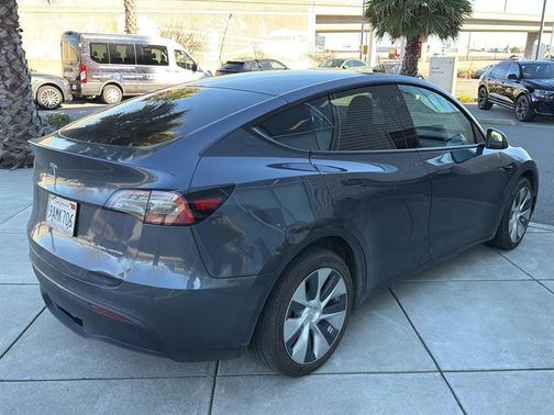 2022 Tesla Model Y Long Range Dual Motor All-Wheel Drive