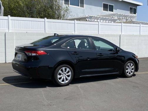 Photo 3 of 8 of 2020 Toyota Corolla LE