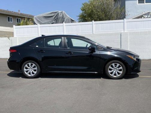 Photo 2 of 8 of 2020 Toyota Corolla LE