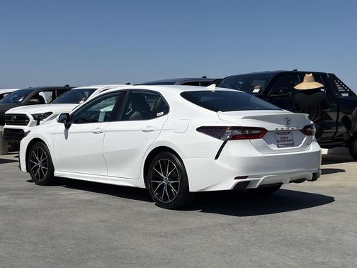 Ice 2024 Toyota Camry SE