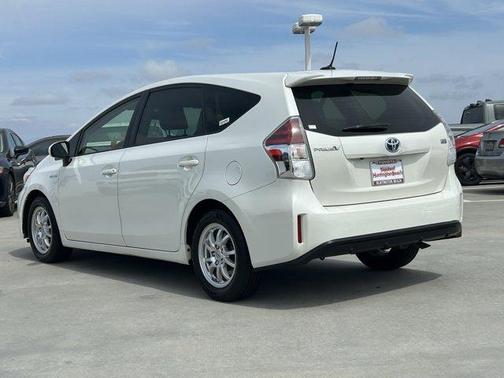 Blizzard Pearl 2017 Toyota Prius v Four
