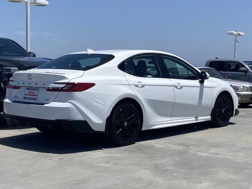 Ice 2025 Toyota Camry SE