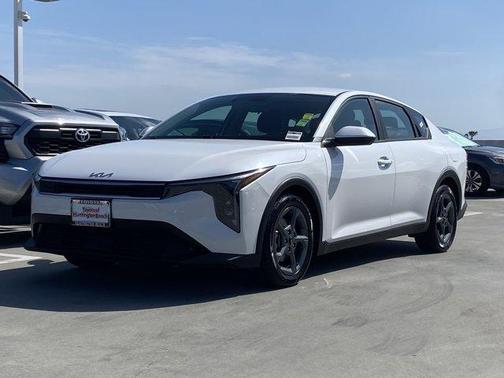 Snow White Pearl 2025 Kia K4