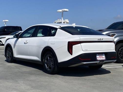 Snow White Pearl 2025 Kia K4