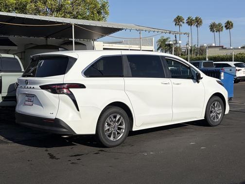 Ice Cap 2025 Toyota Sienna LE