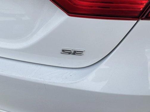 Photo 4 of 9 of 2021 Toyota Camry SE