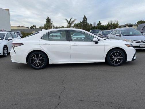 Photo 2 of 9 of 2021 Toyota Camry SE
