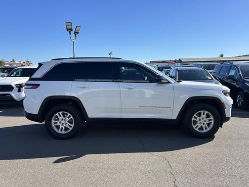 Bright White Clearcoat 2023 Jeep Grand Cherokee Laredo