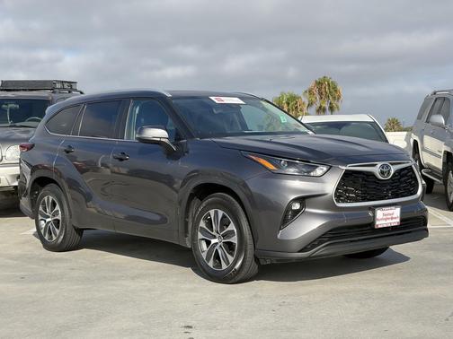 Magnetic Gray Metallic 2024 Toyota Highlander XLE