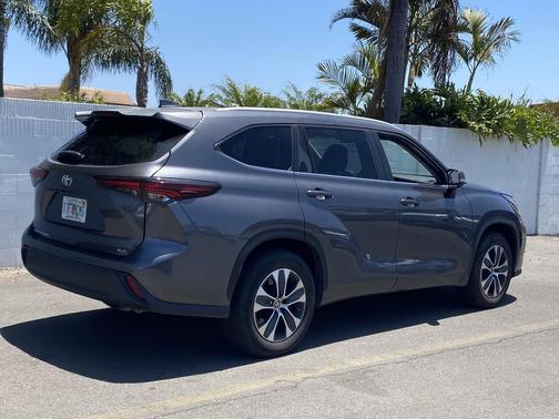 Magnetic Gray Metallic 2024 Toyota Highlander XLE