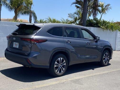 Magnetic Gray Metallic 2024 Toyota Highlander XLE