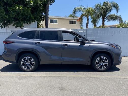 Magnetic Gray Metallic 2024 Toyota Highlander XLE