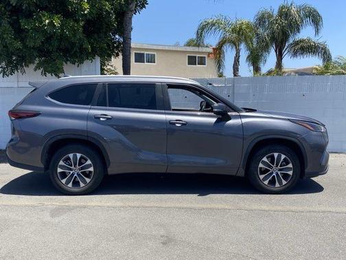 Magnetic Gray Metallic 2024 Toyota Highlander XLE