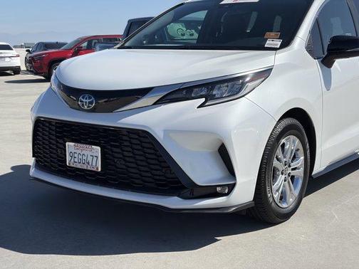 Wind Chill Pearl 2023 Toyota Sienna XSE 7 Passenger