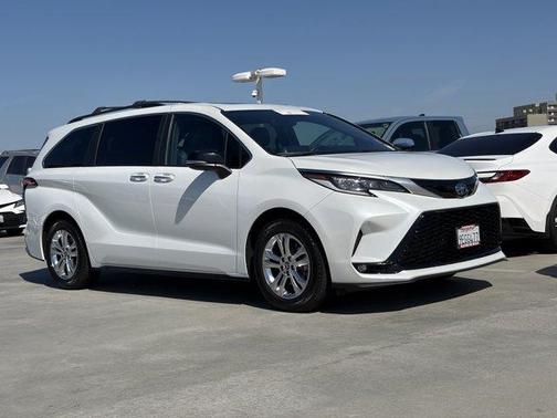 Wind Chill Pearl 2023 Toyota Sienna XSE 7 Passenger