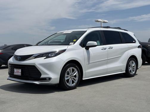 Wind Chill Pearl 2024 Toyota Sienna XLE