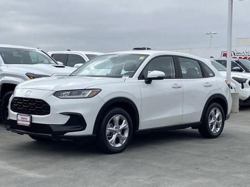 Platinum White Pearl 2024 Honda HR-V LX