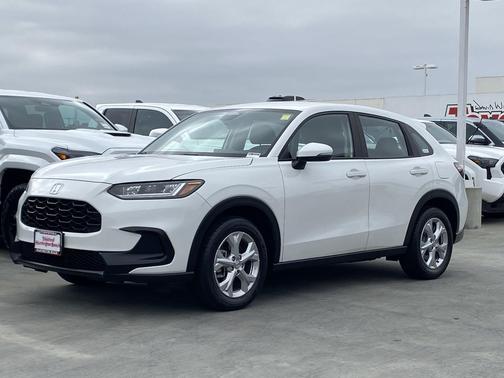 Platinum White Pearl 2024 Honda HR-V LX