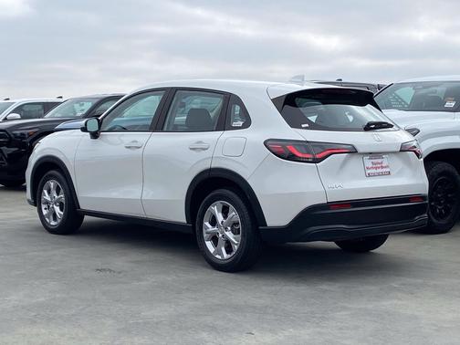 Platinum White Pearl 2024 Honda HR-V LX