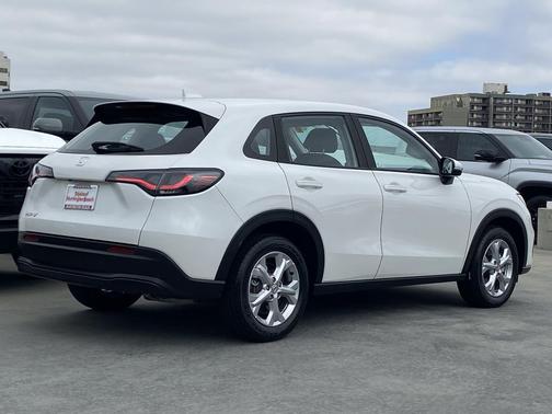 Platinum White Pearl 2024 Honda HR-V LX
