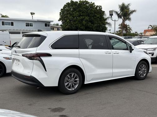 Ice 2025 Toyota Sienna LE