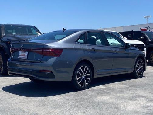 Platinum Gray Metallic 2025 Volkswagen Jetta 1.5T SE
