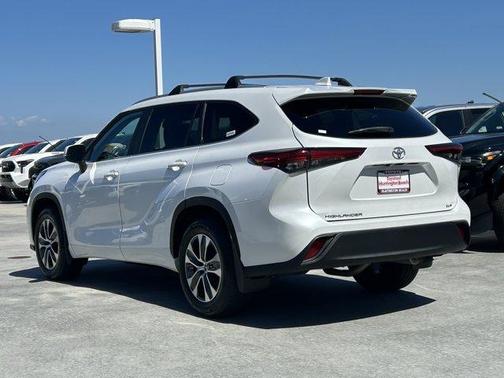 Wind Chill Pearl 2023 Toyota Highlander XLE