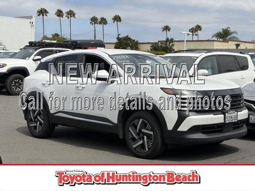 Aspen White Tri 2025 Nissan Kicks SV