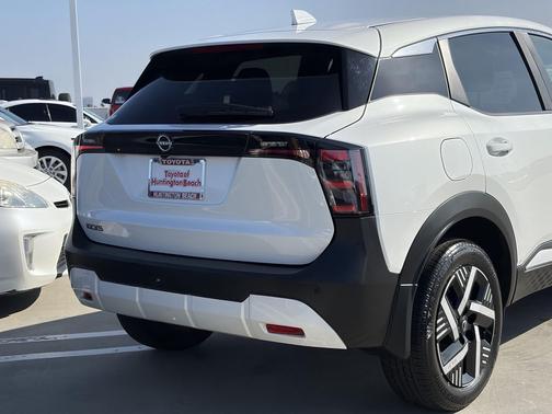 Aspen White Tri 2025 Nissan Kicks SV
