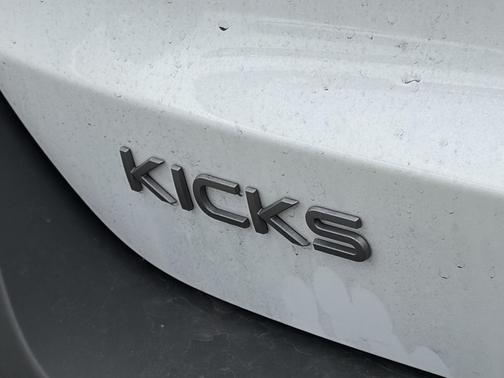 Aspen White Tri 2025 Nissan Kicks SV