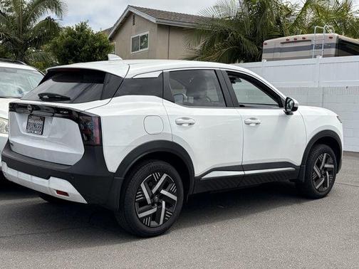 Aspen White Tri 2025 Nissan Kicks SV