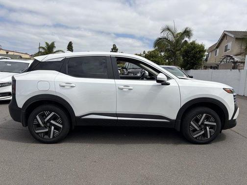 Aspen White Tri 2025 Nissan Kicks SV