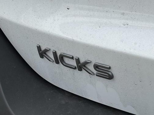 Aspen White Tri 2025 Nissan Kicks SV